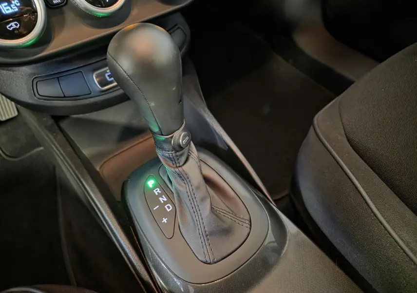 Le levier de vitesse automatique noir de la Fiat 500X 2024 vu en gros plan côté conducteur.
