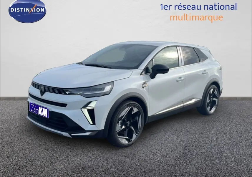 Renault Symbioz blanc nacré métal en 3/4 avant droit, avec jantes noires et détails modernes sur carrosserie.