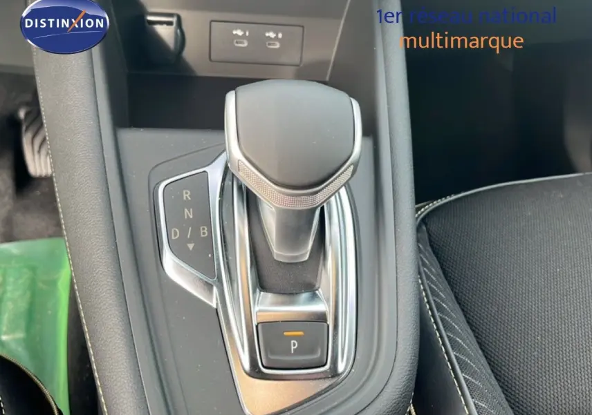 Le levier de vitesse automatique noir et chrome de la Renault Symbioz 2025 vu en gros plan intérieur.