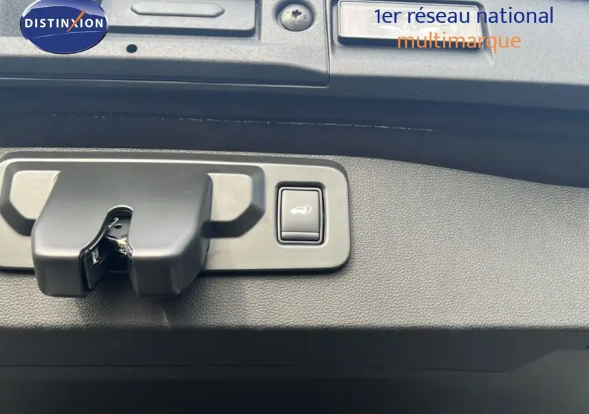 Détail du mécanisme d'ouverture électrique du hayon sur Renault Symbioz blanc nacré 2025.