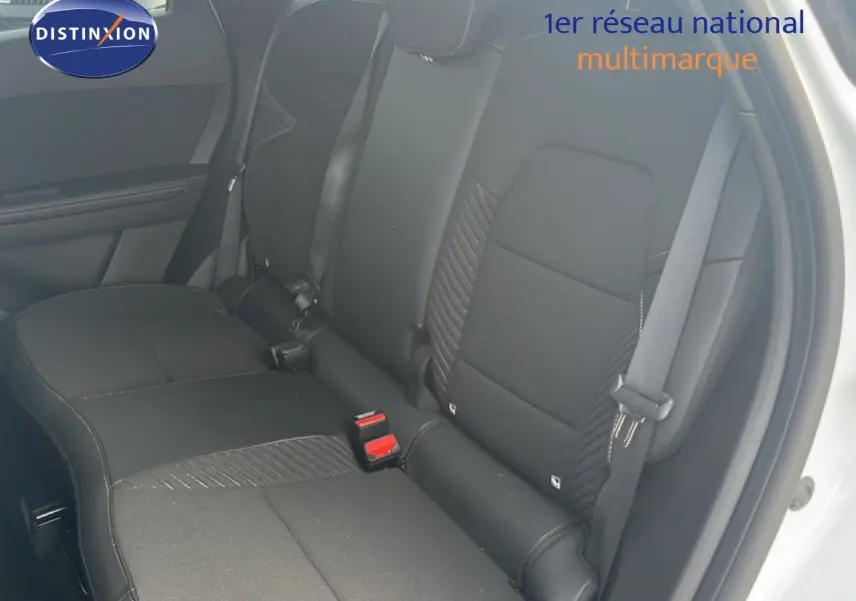 Vue intérieure côté droit sur la banquette arrière noire avec ceinture de sécurité d'une Renault Symbioz blanc nacré 2025.