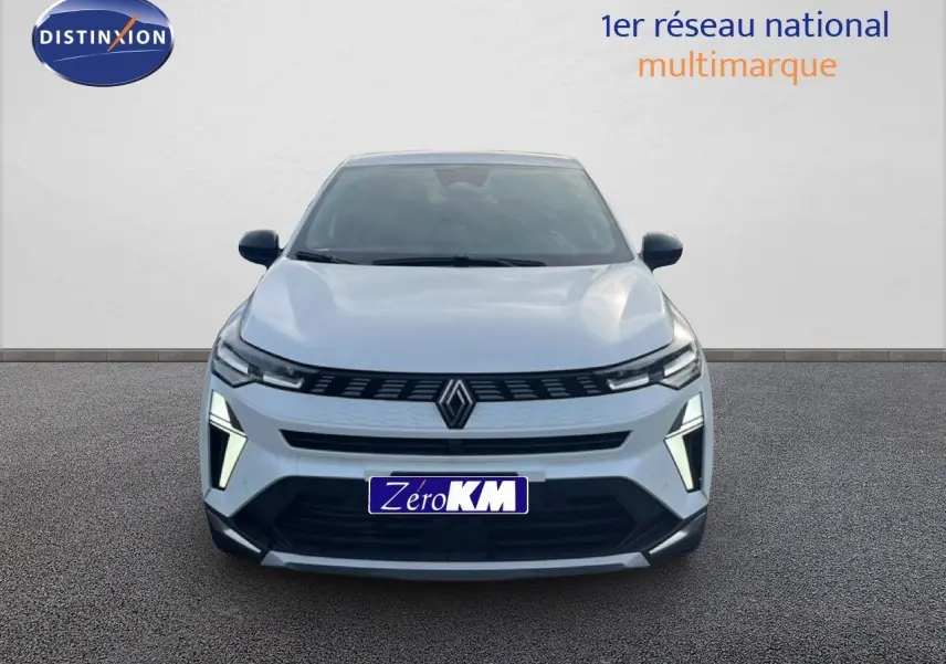 Vue de face du Renault Symbioz blanc nacré métallisé, avec ses phares LED distinctifs allumés.