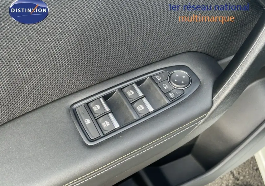 Gros plan sur les commandes des vitres électriques côté conducteur d’une Renault Symbioz blanc nacré 2025.