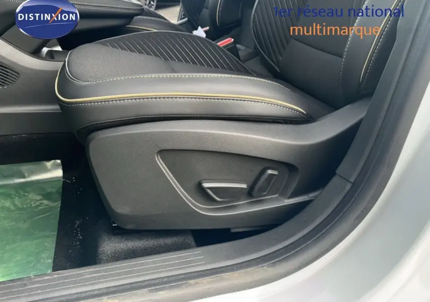 Gros plan sur le siège avant droit noir avec surpiqûres jaunes du Renault Symbioz blanc nacré 2025.