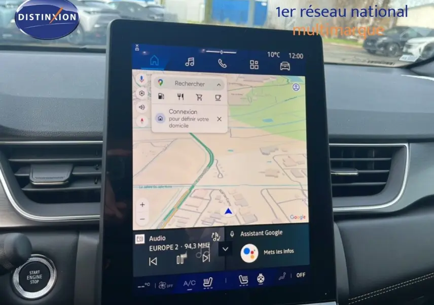 Vue intérieure centrée sur l'écran tactile du système de navigation d'une Renault Symbioz blanc nacré 2025.