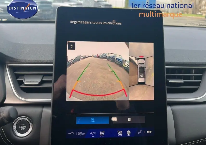 Vue intérieure sur l’écran central du Renault Symbioz blanc nacré, affichant la caméra de recul et la vue à 360 degrés.