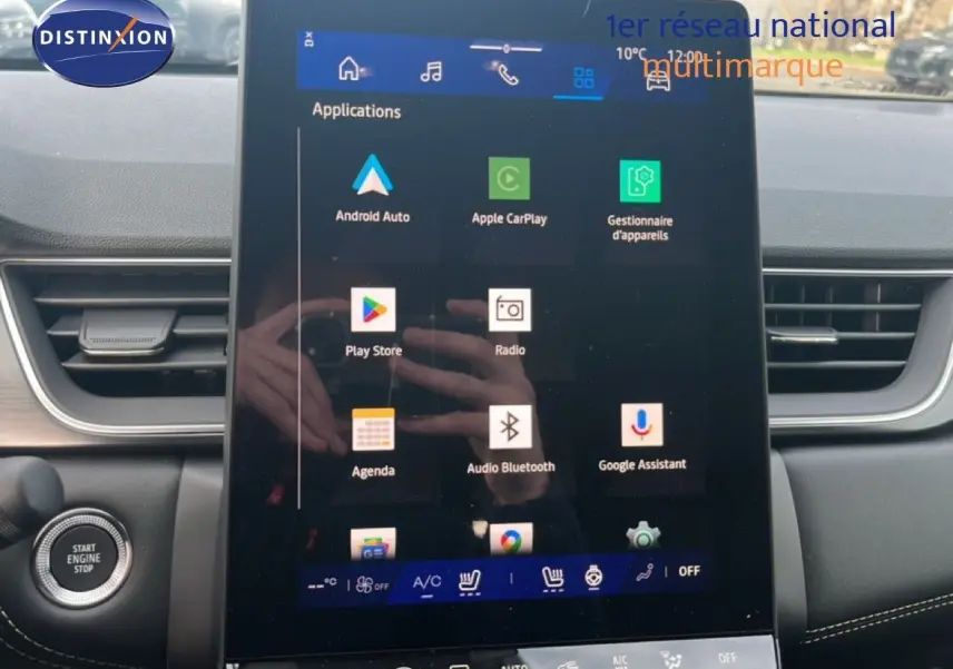 Écran tactile central affichant les applications connectées dans l’habitacle du Renault Symbioz blanc nacré, vue frontale intérieure.