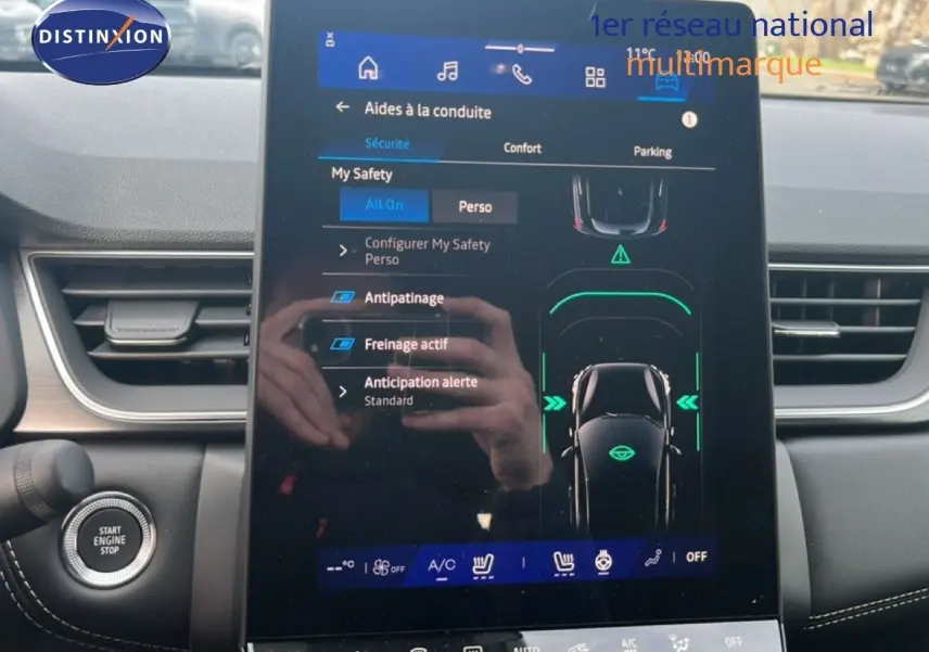 Écran tactile central affichant les aides à la conduite dans l'habitacle d'une Renault Symbioz blanc nacré.