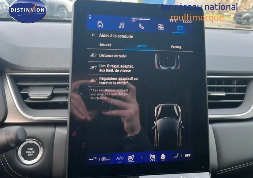 Écran tactile central affichant les aides à la conduite dans l’habitacle d’une Renault Symbioz 2025.