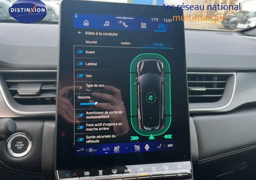 Écran tactile central de la Renault Symbioz blanc nacré, affichant les aides à la conduite en mode parking.