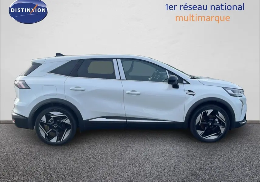 Profil droit du Renault Symbioz blanc nacré 2025, SUV hybride avec jantes noires au design moderne.