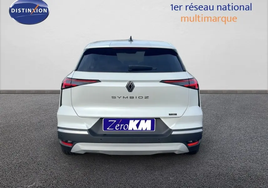 Vue arrière d'une Renault SYMBIOZ blanche nacrée métal 2025 avec feux LED effilés et hayon fermé.