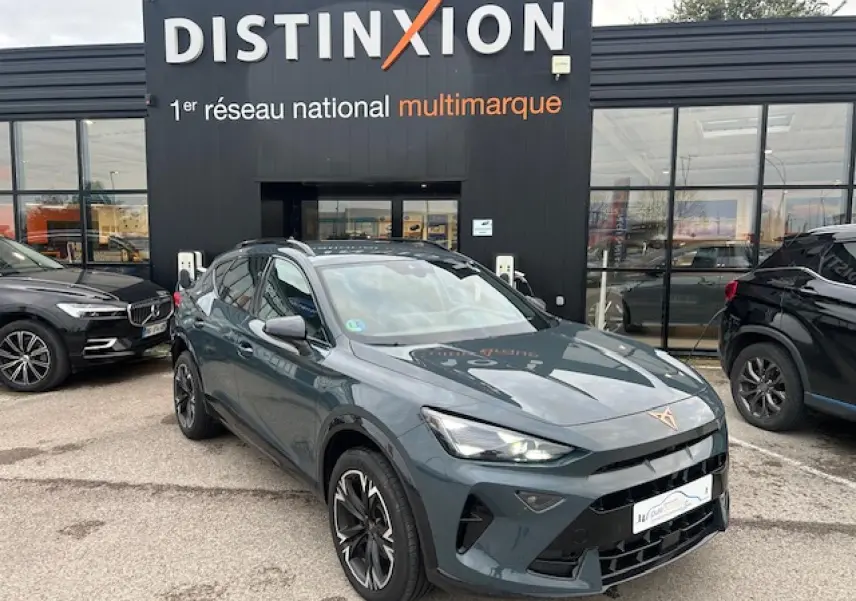 Vue 3/4 avant d'une CUPRA Formentor gris Fiord Metal avec jantes 18 pouces et signature lumineuse Tri-LED visible.