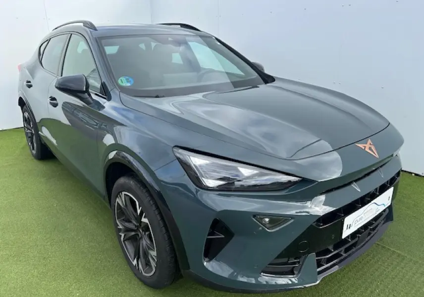 Vue 3/4 avant gauche d'un CUPRA Formentor gris Fiord Metal avec jantes alliage 18'' Sonora et logo CUPRA cuivré sur le capot.