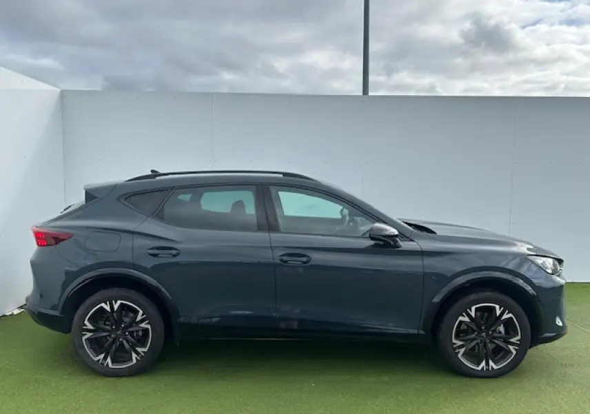 Profil côté gauche du CUPRA Formentor gris Fiord Metal avec jantes alliage 18 pouces et toit noir piano.