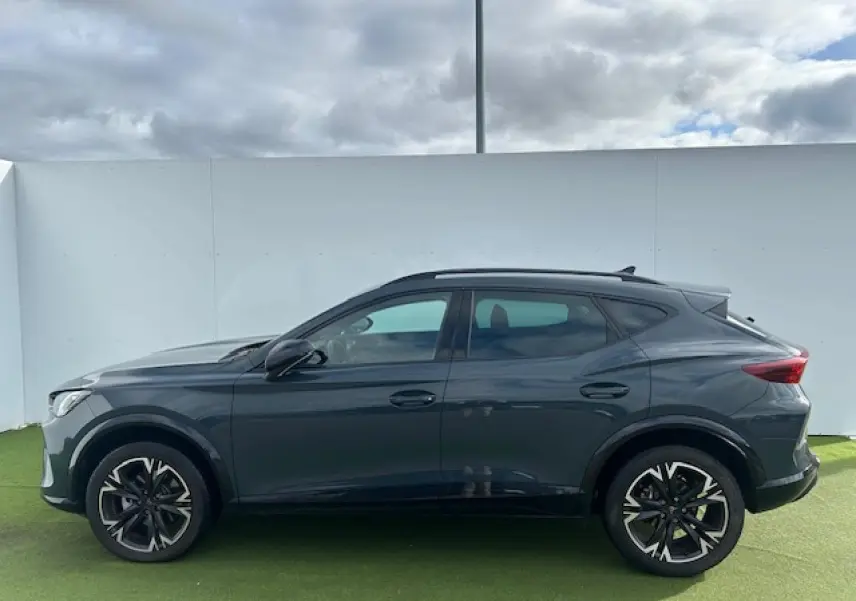 Profil droit du CUPRA Formentor gris Fiord Metal 2025 avec jantes alliage 18 pouces et toit noir.