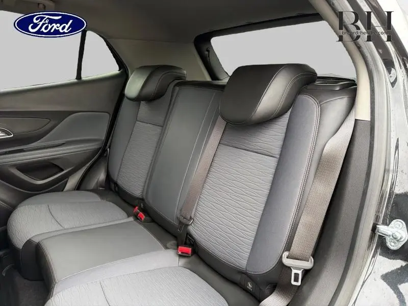 Vue intérieure arrière côté droit de la banquette en tissu gris et noir du Opel Mokka noir carbone 2016.