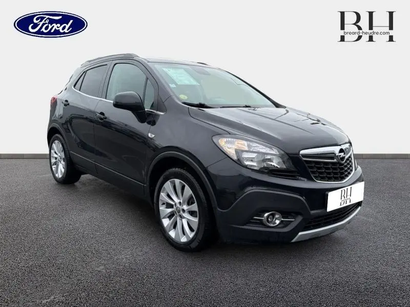 Opel Mokka noir carbone vue 3/4 avant droit, avec calandre chromée et jantes alu visibles.