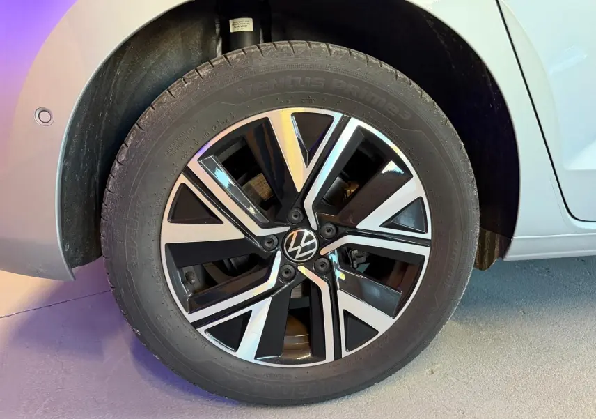 Gros plan sur la jante alliage noire et argentée du côté arrière droit d’un Volkswagen Touran gris 2025.
