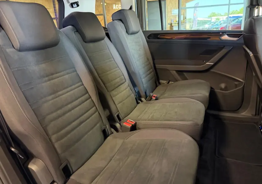 Vue latérale droite sur les trois sièges individuels gris de la deuxième rangée du Volkswagen Touran 2025.