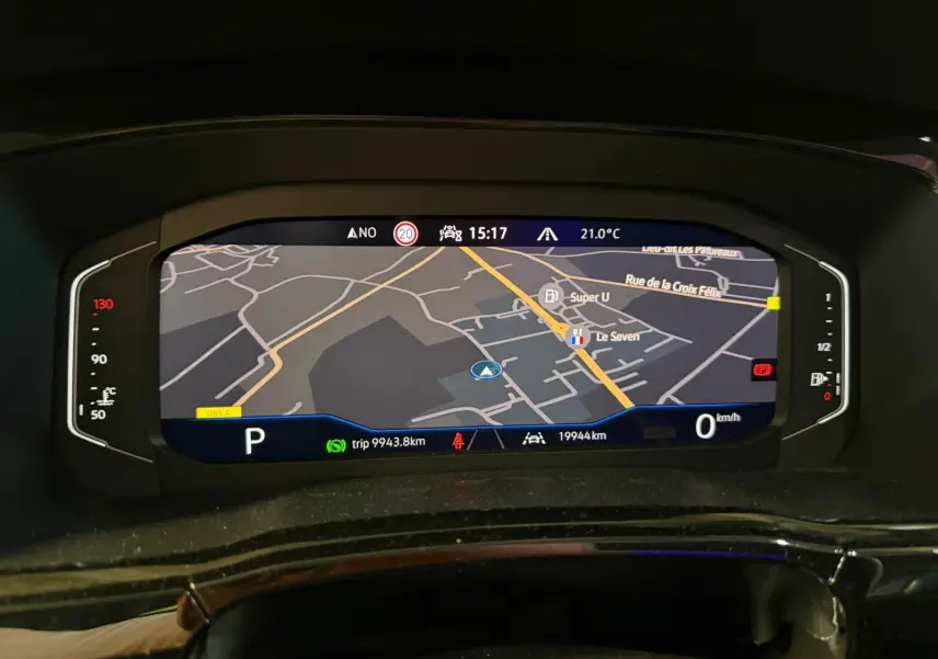Vue rapprochée du tableau de bord numérique du Volkswagen Touran 2025, affichant la navigation et les informations de conduite.