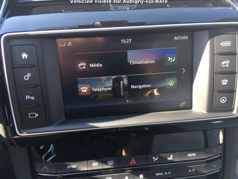 Écran tactile central du tableau de bord du Jaguar F-PACE noir, affichant les menus Média, Climatisation, Téléphone et Navigation.