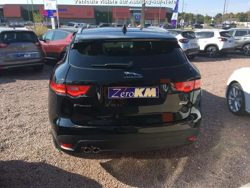 Vue arrière d'un Jaguar F-PACE noir 2018 avec double sortie d'échappement et feux arrière LED, stationné en extérieur.