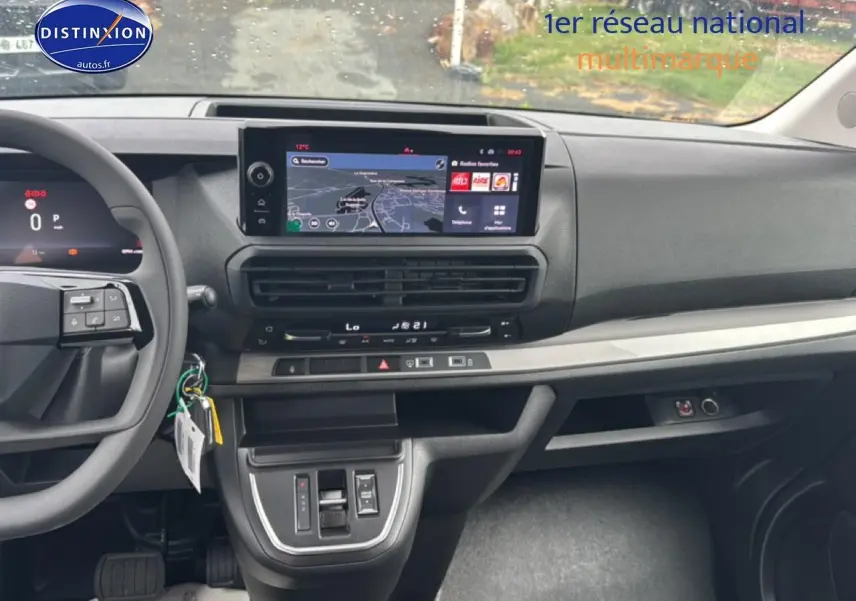 Vue intérieure du tableau de bord du Fiat Scudo Combi noir, avec écran tactile central et volant à gauche.