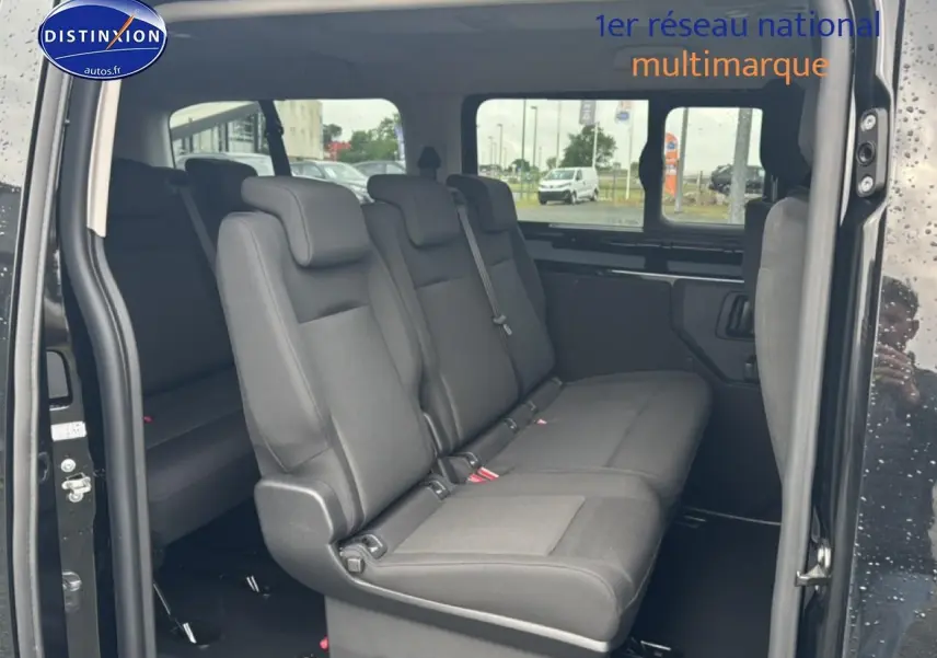 Vue intérieure côté droit du FIAT Scudo Combi noir, montrant la banquette 3 places et la porte latérale coulissante ouverte.