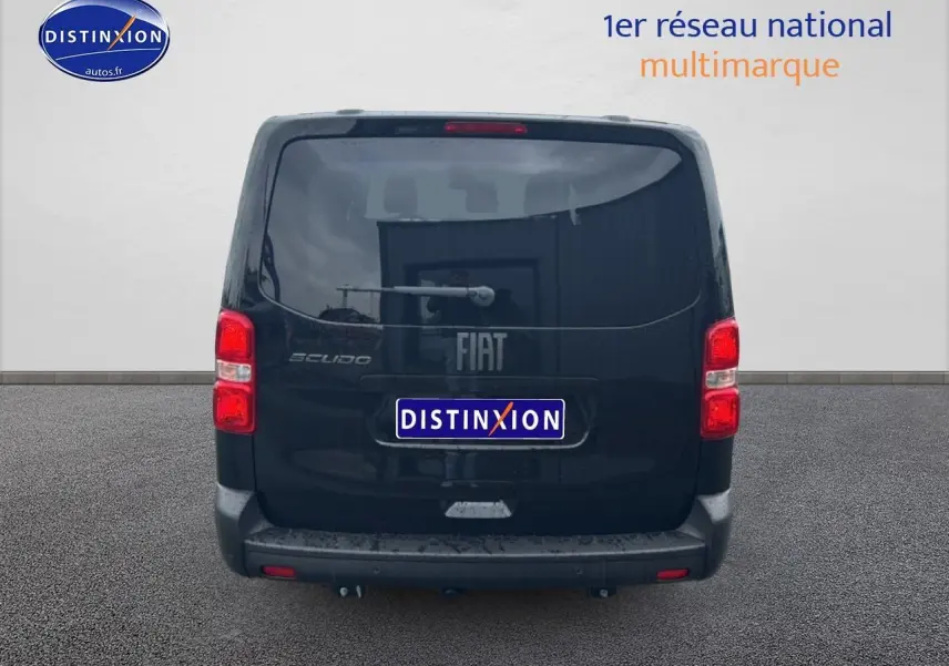 Vue arrière d'un FIAT Scudo Combi noir avec hayon, vitres teintées et logo FIAT visible.