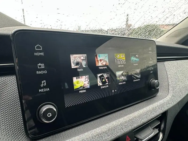Écran tactile central en plan rapproché dans l'habitacle gris d'une Skoda Scala blanc cristal 2025.