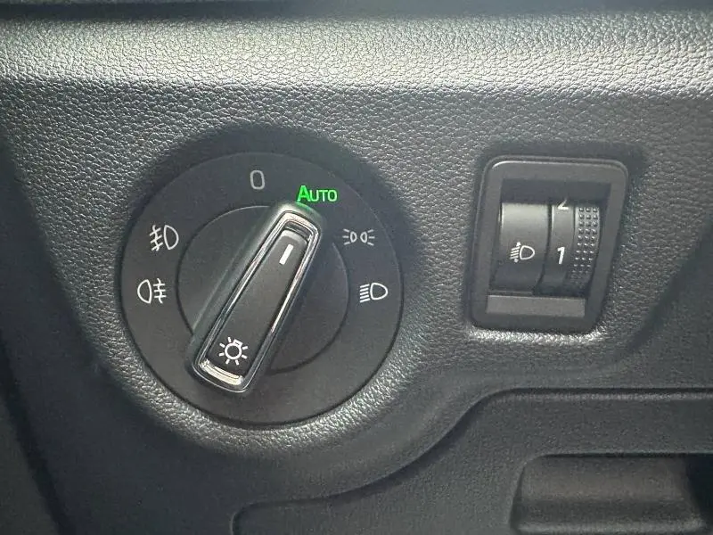 Gros plan sur la commande d'éclairage avec sélecteur rotatif en position Auto dans une Skoda Scala blanche.