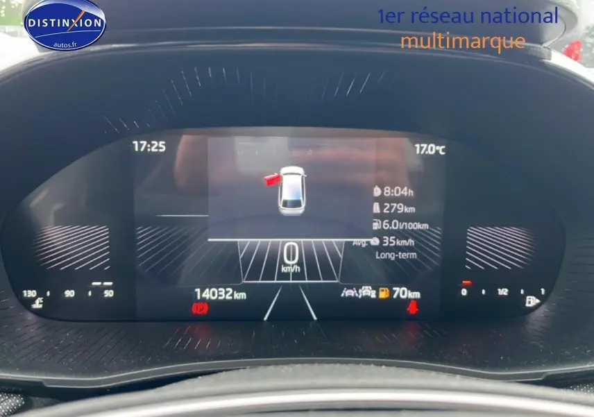 Tableau de bord numérique de la Skoda Fabia blanche 2025, affichant la vitesse à 0 km/h et diverses informations.
