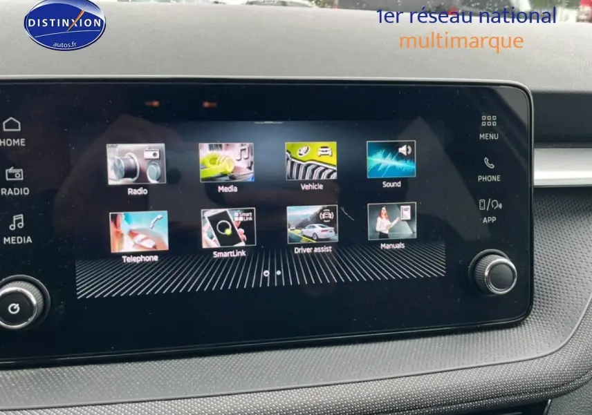 Écran tactile central du tableau de bord de la Skoda Fabia blanc 2025 avec interface multimédia affichée.