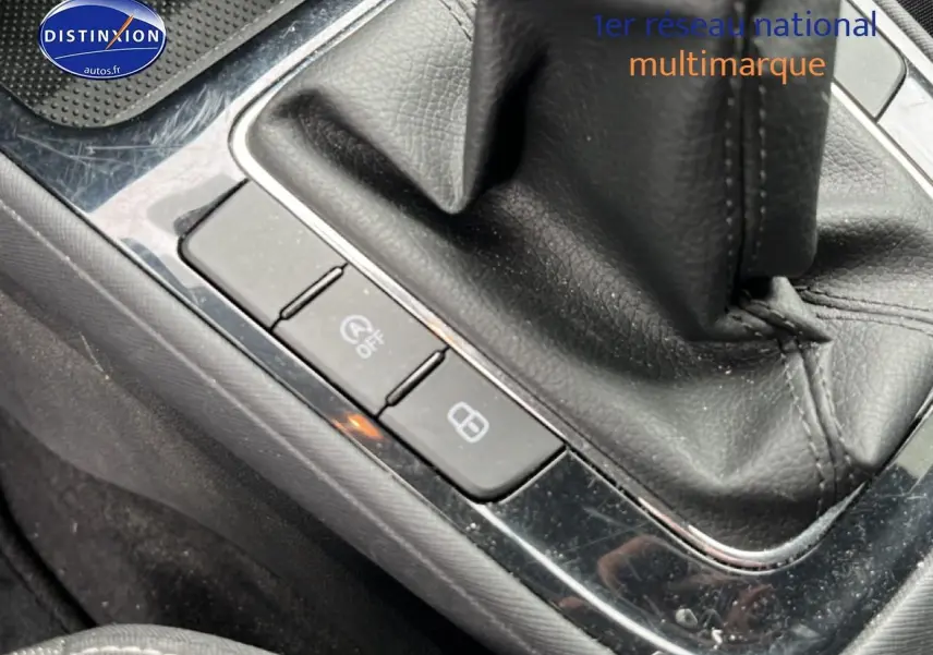 Gros plan sur la console centrale noire avec levier de vitesses cuir et boutons de commande d’arrêt auto et verrouillage, Skoda Fabia 2025.