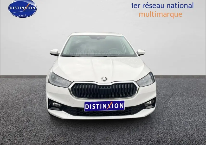 Vue frontale d'une Skoda Fabia blanche 2025 avec calandre noire et phares LED distinctifs.