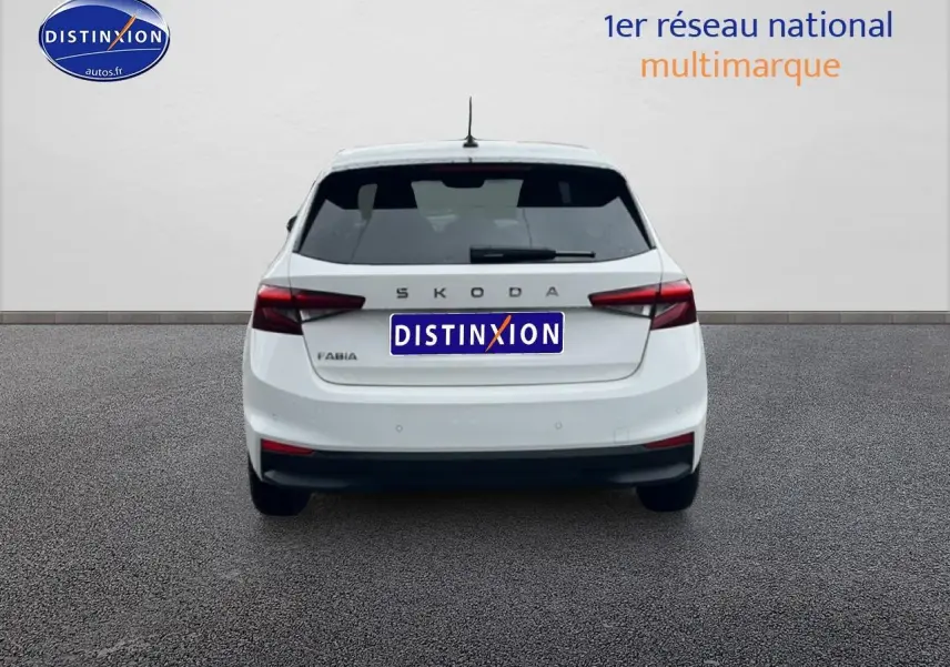 Vue arrière d'une Skoda Fabia blanche 2025 avec feux arrière LED et becquet, sur fond neutre.