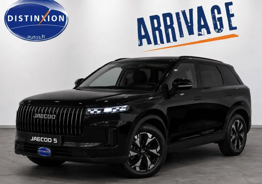 SUV JAECOO J7 noir en 3/4 avant droit, avec calandre verticale distinctive et jantes bicolores modernes.