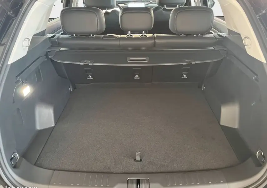 Vue intérieure du coffre ouvert du JAECOO J7 noir 2026, montrant l'espace de chargement et la banquette arrière.