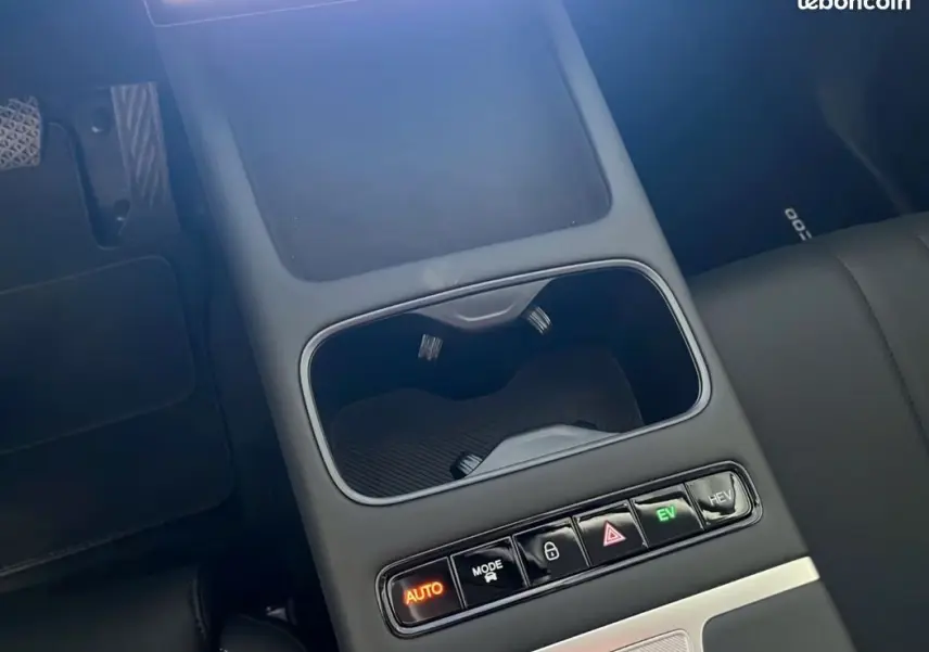 Gros plan sur la console centrale noire du JAECOO J7 2026, avec boutons lumineux et porte-gobelets visibles.