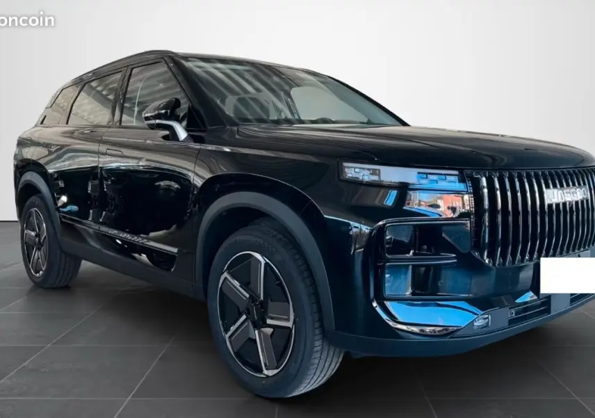 Vue 3/4 avant droite du SUV noir JAECOO J7 1.5 TGDI 279ch SHS-P Exclusive avec calandre verticale distinctive.