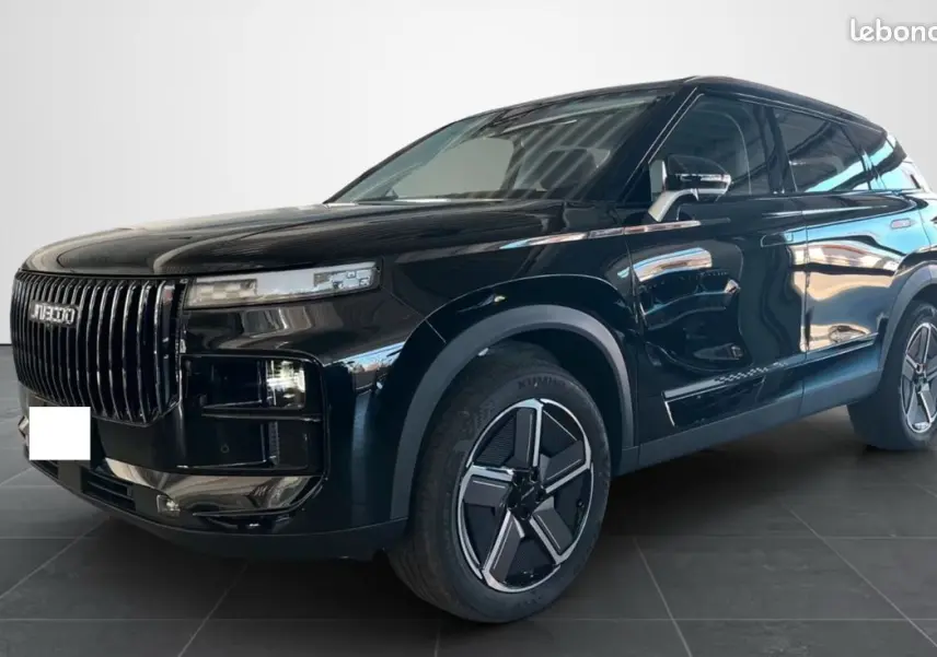 SUV JAECOO J7 noir en 3/4 avant droit, avec calandre verticale distinctive et jantes modernes bicolores.