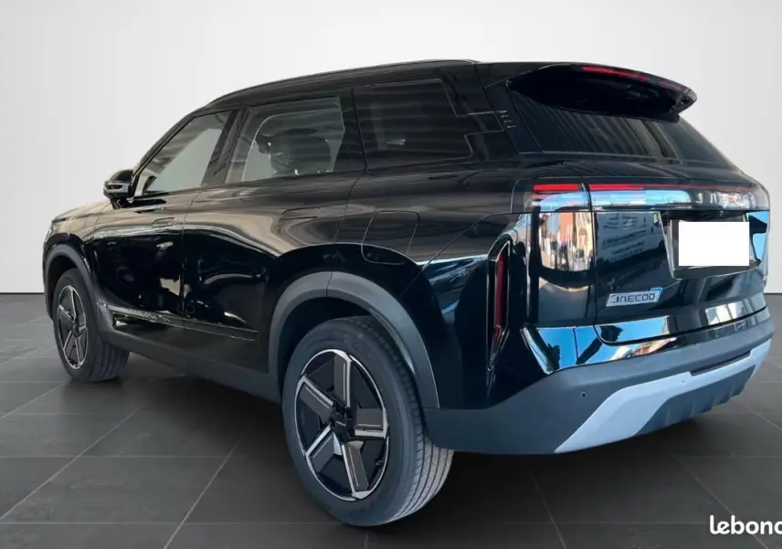 Vue 3/4 arrière droite du SUV JAECOO J7 noir brillant avec feux arrière horizontaux et jantes modernes.