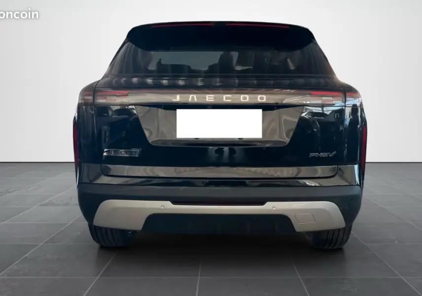 Vue arrière d’un JAECOO J7 noir 2026 avec logo lumineux et diffuseur arrière gris clair.