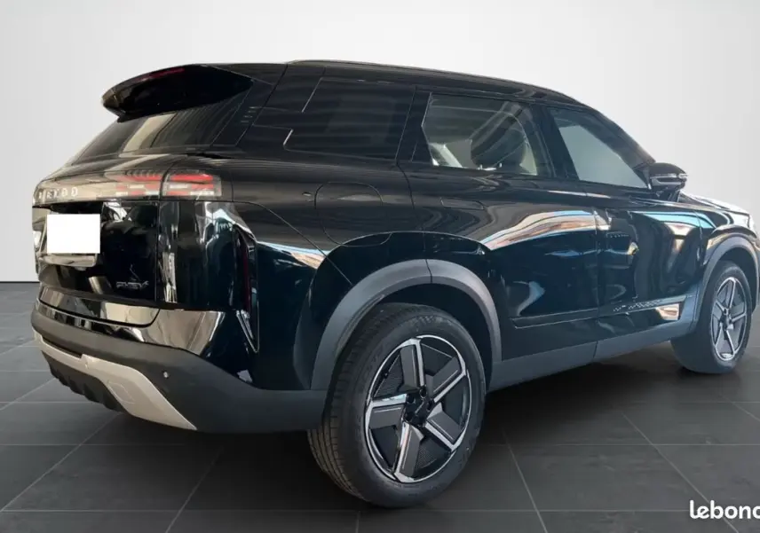Vue 3/4 arrière droite du SUV noir JAECOO J7 2026 avec jantes modernes et feux arrière horizontaux distinctifs.