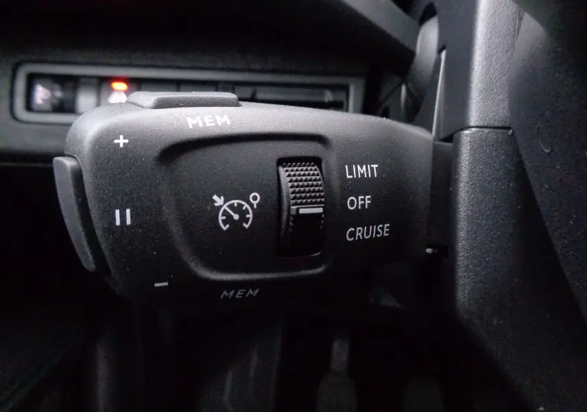Gros plan sur le commodo de régulateur de vitesse du Peugeot 3008 2023, avec commandes MEM, LIMIT, OFF et CRUISE visibles.