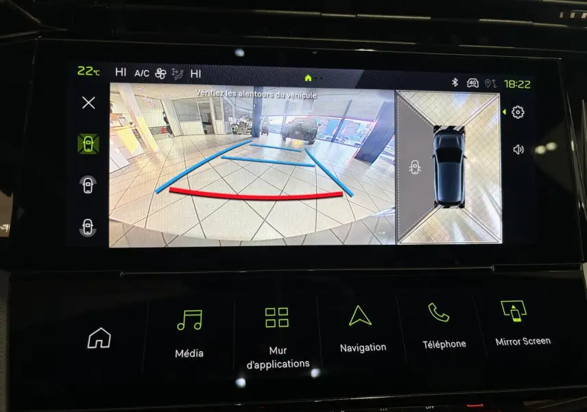 Écran tactile intérieur montrant la caméra de recul et la vue 360° du Peugeot 308 hybride blanc Okenite.