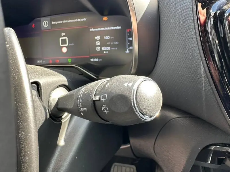 Gros plan sur la commande d'essuie-glace côté gauche du tableau de bord du Citroën C5 Aircross 2025 gris Platinium.