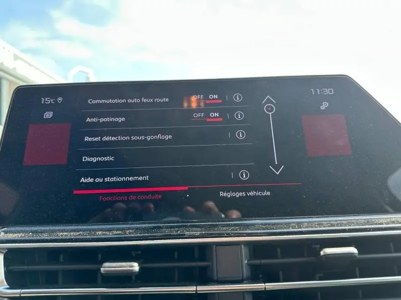 Écran tactile central du tableau de bord du Citroën C5 Aircross 2025 affichant les réglages d’aide à la conduite.
