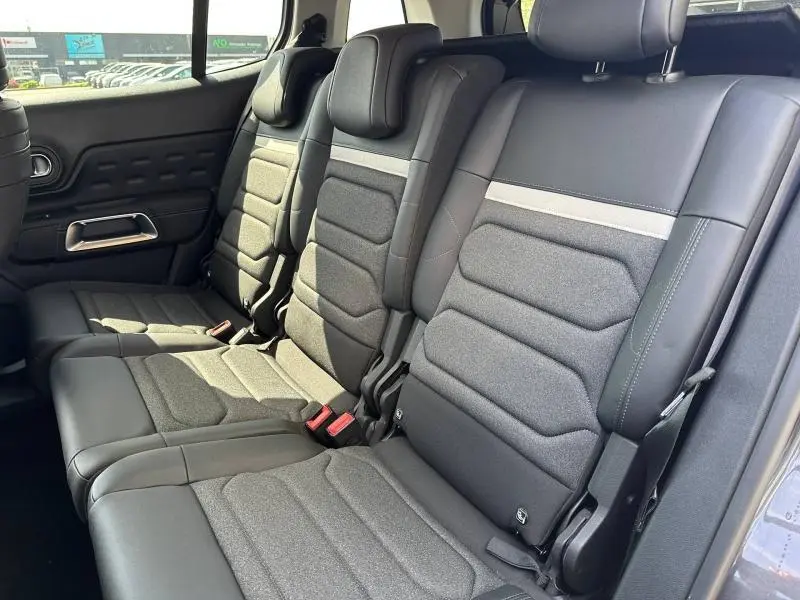 Vue intérieure côté droit des sièges arrière gris foncé du Citroën C5 Aircross 2025 avec appuie-têtes et ceinture de sécurité.